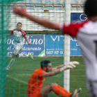 Aketxe celebra el segundo gol de la Cultural, con Viti de espaldas en primer término de la imagen y el meta rival abatido