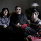 Lucía Loma y Alejandro Calleja con su hijo Rubén, para quien exigen educación inclusiva.