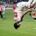 Rodri celebra el segundo gol de la Cultural, el que significó la victoria de la Cultural frente al Osasuna, con esta pirueta. SECUNDINO PÉREZ