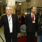 Javier Chamorro y Guillermo Tejerina se saludan al final del congreso del domingo.
