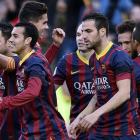 Los jugadores del Barça felicitan a Alexis tras su primer gol ante el Elche.