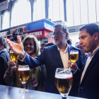 Báñez, Rajoy y Moreno durante su recorrido por el centro de Málaga ayer. JORGE ZAPATA