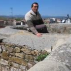 Andrés García accedió a posar para una fotografía en la muralla durante un reciente viaje a Astorga