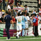 Los jugadores de la Cultural celebran con la afición leonesa desplazada hasta el campo Clemente Padi