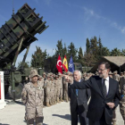 Mariano Rajoy durante la visita que ha realizado este domingo al contingente de 150 militares españoles en la base turca de Adana, a unos 150 kilómetros de la frontera siria.
