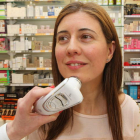 Algunas farmacias como ésta de Ponferrada ya disponen de aparatos para hacer diagnótico de piel.