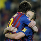 Lionel Messi celebra su gol, segundo de su equipo, junto a su compañero Andrés Iniesta.