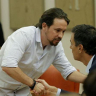 Pablo Iglesias se acerca a saludar a Pedro Sánchez en la constitución de la Diputación Permanente en el Congreso.
