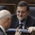 Duran Lleida conversa con Rajoy en el Congreso.