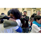 Ana Julia abraza al padre de Gabriel cuando aún buscaban al niño. Al lado, la madre. CARLOS BARBA