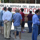 Trabajadores de Antibióticos, días atrás, junto a la entrada de la fábrica.
