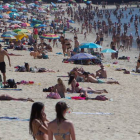 Numerosas personas aprovechan las buenas temperaturas en la playa de Samil en Vigo. SALVADOR SAS