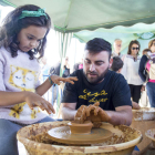 La feria cuenta con actividades para todos, como talleres infantiles de artesanía. FERNANDO OTERO