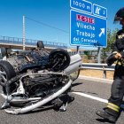 Estado en el que quedó el automóvil tras el vuelco. CUERPO DE BOMBEROS DE LEÓN