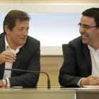 Javier Fernández, presidente de la gestora del PSOE, junto a Mario Jiménez, vocal.