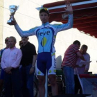 Rubén Rodríguez (i), en el segundo peldaño del podio del Trofeo Aguilarense disputado en Palencia.