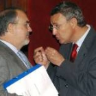 Pedro Solbes conversa con el ministro de Trabajo tras asistir a un pleno del Congreso