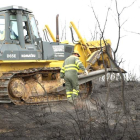 Un bulldozer trabaja para perimetrar la zona a fin de que el fuego no llegue a Villamorisca.