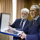 Juan Mollá, presidente de Cedro, entrega el galardón a Antonio Gala.