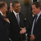 David Cameron (derecha) habla con Barack Obama y el primer ministro italiano, Enrico Letta, el jueves en San Petersburgo.