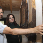 El presidente de la Mesa de la Resina y alcalde de Coca, con la consejera de Agricultura, ayer.