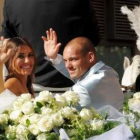 El jugador del Inter Wesley Sneijder con su mujer Yolanthe Cabau durante su boda.