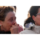 Dos mujeres lloran esta mañana ante la la fábrica de Embutidos Rodríguez arrasada por el fuego