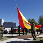 La bandera es portada por la comitiva de las Fuerzas Armadas en León. JESÚS F. SALVADORES
