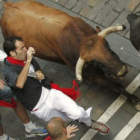 Un mozo esquiva al toro en el útimo encierro.