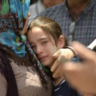 Familiares lloran la muerte de sus seres queridos mientras esperan la entrega de sus cuerpos en una morgue en Estambul.
