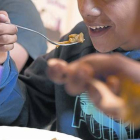 Unos niños en un comedor social.