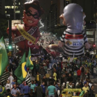 Manifestantes protestan con muñecos gigantes que representan a Dilma Rousseff y al expresidente Lula, en Sao Paulo, el 11 de mayo.