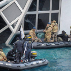 Submarinistas de la Guardia Costera italiana realizan labores de búsqueda de supervivientes del 'Costa Concordia', el pasado domingo.