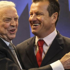 El presidente de la Confederación Brasileña de Fútbol, José María Marín, saluda al entrenador y campeón mundial Carlos Caetano Bledorn Verri 'Dunga'.