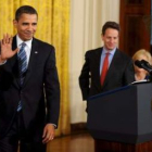 Obama  y el secretario del Tesoro, Timothy Geithner, llegan a la rueda de prensa sobre las ayudas a