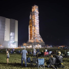 Empleados de la Nasa observan cómo se coloca el cohete en Cabo Cañaveral, Florida. JOEL KOWSKY