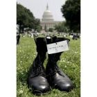 Las botas de soldados muertos en Irak, ante el Capitolio