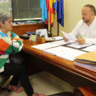 La alcaldesa de Vega de Valcarce, ayer en el despacho del presidente del Consejo Comarcal. L. DE LA MATA