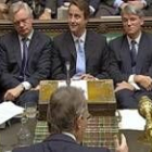 Blair habla frente a Cameron (centro) y varios diputados «tories»