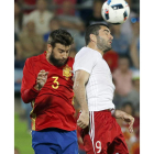 Gerard Piqué pugna con el centrocampista de Georgia Vladimir Dvalishvili por el balón. MARISCAL