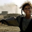 Una niña iraquí sonríe en frente de su casa que está dentro de una fábrica de ladrillos en Nahawan