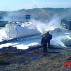 Imagen de la cisterna del camión incendiado en El Papiol, que ya ha sido apagado.