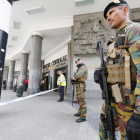 Soldados belgas vigilan la estación central de Bruselas tras ser evacuada por un aviso  por un paqueta sospechoso, en 19 de junio.