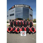 Los bomberos leoneses posan ante la sede de MIC