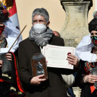 Las alcaldesas de Zamarramala entregan el título de ‘Ome buieno e lñeal’ a Marlaska. PABLO MARTÍN
