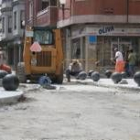 Los obreros trabajan sobre el tramo levantado de la calle Astorga