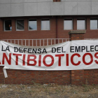La pancarta reivindicativa del empleo en Antibióticos, emblema en el conflicto.