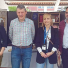 La alcaldesa de Sahagún, Paula Conde, y el regidor de Tineo, José Ramón Feito, durante la feria. DL