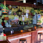 Habitaciones, comedor y bar del Hostal-Mesón González en Casares de Arbas.