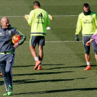 Zinedine Zidane ante un grupo de jugadores blancos, con Ronaldo de frente, durante el entrenamiento de hoy.